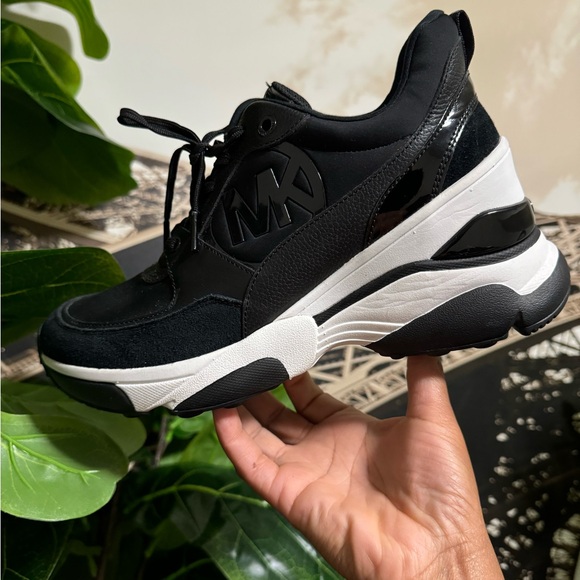 Black & white Micheal kors sneakers. Only were once, in brand new like condition - Picture 4 of 6